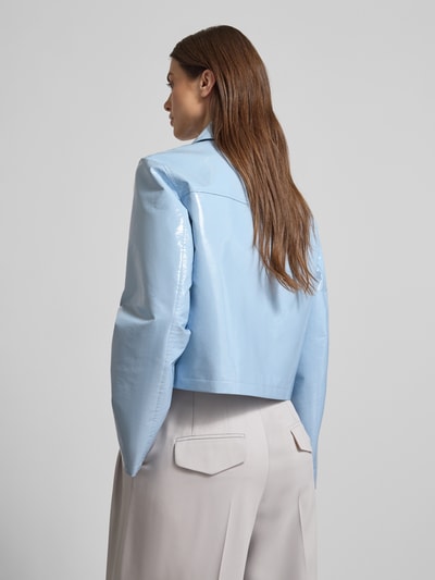 Frauenmodel trägt Jacke in glänzender Lackleder-Optik - curated by Vicky Heiler von SIC, hellblau, Boxy Fit, Umlegekragen, Rückansicht