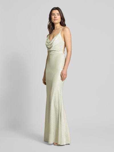 Frauenmodel trägt Abendkleid in Glitzer-Optik von Unique in hellem Silberton mit Rückenausschnitt, Schnürverschluss, Spaghettiträgern, Ganzkörperansicht von vorne.