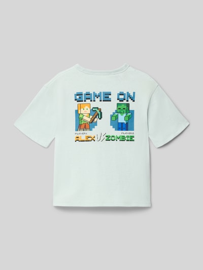 Junge trägt T-Shirt mit Motiv-Print von Mango, reine Baumwolle, Regular-Fit, hell, Motiv und Schrift bunt, Rückenlänge 43 cm, Ganzkörperansicht Rückansicht.