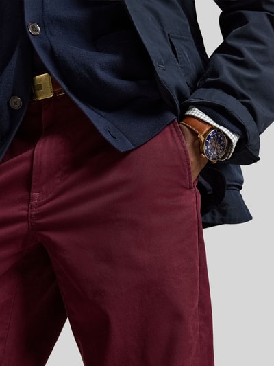 Mężczyzna nosi proste spodnie z mieszanki bawełny 'Gerade Hose aus Baumwoll-Mix' od Polo Ralph Lauren, zdjęcie z przodu, zbliżenie na biodra.