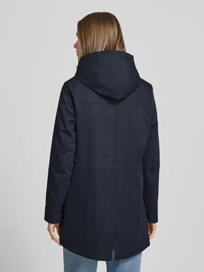 Vrouwenmodel draagt Regular Fit Parka met tunnelkoord model 'LOUISE' van Only, effen kleuren, lange mouw, capuchon, drukknoop en ritssluiting, taille-tunnelkoord, klepzakken, ganzebody van achteren.