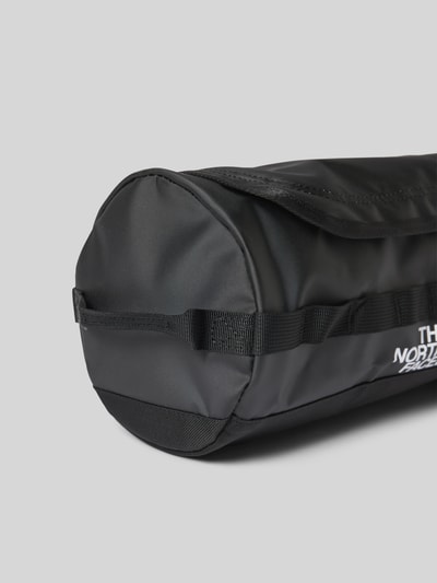 Produktfoto, Travel Canister mit Logo-Print von The North Face in Schwarz, zylindrische Form, Tragehenkel, Hauptfach mit Reißverschluss, Innenfach mit Reißverschluss, Breite 28 cm, Länge 14 cm, Tiefe 17 cm