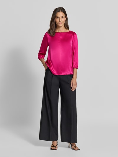 Frauenmodel trägt Regular Fit Bluse aus Seide mit 3/4-Arm von Marc Cain, Farbe Pink, glatte Textur, Rundhalsausschnitt, Ganzkörperansicht von vorne, Rückenlänge 59 cm, Ärmellänge 49 cm.
