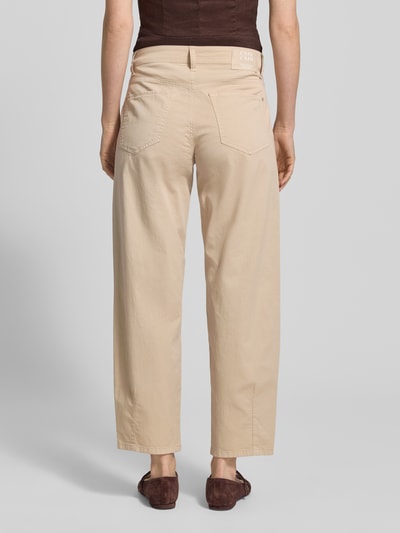 Frauenmodel trägt Barrel Leg Hose aus Baumwoll-Mix Modell 'ELIN' von Cambio, Optik: Unifarben, Passform Barrel Fit, Label-Patch, Twill, Gesäßtaschen, seitliche Eingrifftaschen, Knopf und verdeckter Reißverschluss, Ganzkörperansicht Rückansicht.
