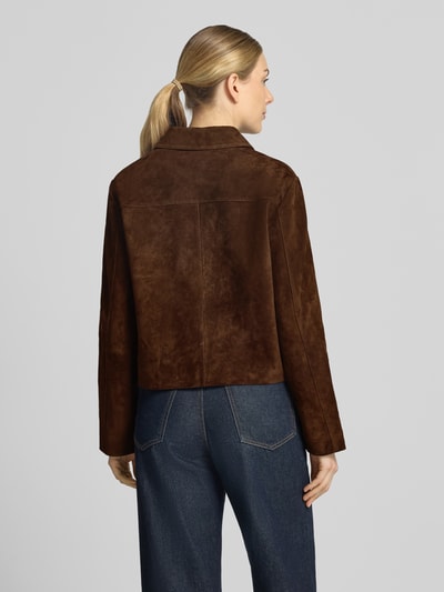 Frauenmodel trägt Lederjacke aus Ziegenvelours mit Eingrifftaschen von Christian Berg Woman, brauner Ton, glatte Textur, Ganzkörperansicht Rückansicht