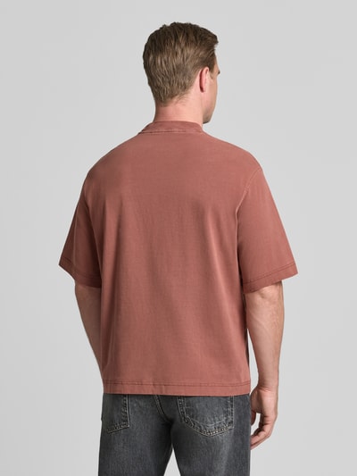 Männermodel trägt Boxy Fit T-Shirt aus reiner Baumwolle Modell 'CORY' von Selected Homme in Braun, schlichte Struktur, Ganzkörperansicht Rückansicht, Herren T-Shirt von Selected Homme.