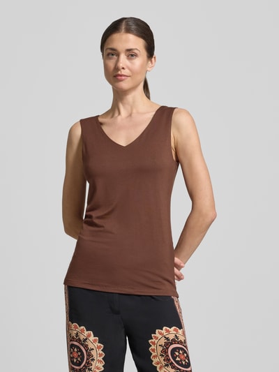 Frauenmodel trägt Top mit V-Ausschnitt Modell 'Marica' von Soyaconcept aus Lyocell-Elasthan-Mix, Slim-Fit, Rückenlänge bei Größe S: 60 cm, Ganzkörperansicht von vorne.