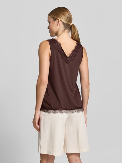 Frauenmodel trägt Regular Fit Bluse mit Spitzenbesatz Modell 'Bicco' von FREE/QUENT in Dunkelbraun, ärmellos, elastisch, Rückansicht Ganzkörperansicht.