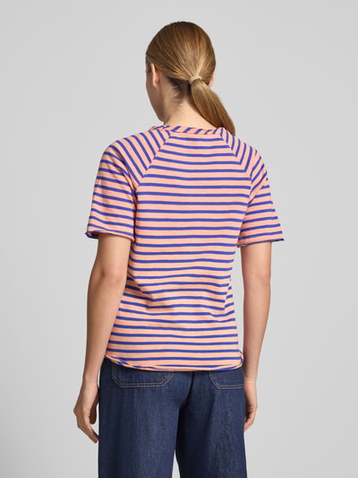 Frauenmodel trägt Regular Fit T-Shirt mit Rundhalsausschnitt von Smith and Soul aus reiner Baumwolle, Streifenmuster, Rollsaum, Rückenlänge bei Größe S 55 cm, Ganzkörperansicht Rückansicht.