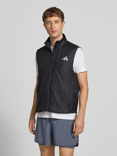 Männermodel trägt schwarze Regular Fit Trainingsjacke mit Belüftungsschlitz am Rücken von adidas Training, Ganzkörperansicht von vorne.