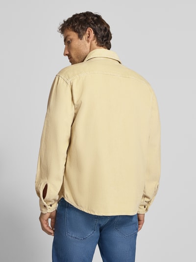 Männermodel trägt Regular Fit Freizeithemd mit Brusttaschen Modell 'LAVVU' von Napapijri in Beige, Baumwolle, Rückansicht, Ganzkörperansicht.