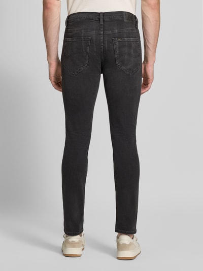 Männermodel trägt Slim Fit Jeans aus Baumwoll-Mix Modell 'Luke' von Lee in dunklem Grau, Herren Slim Fit Jeans von Lee, Ganzkörperansicht Rückansicht.
