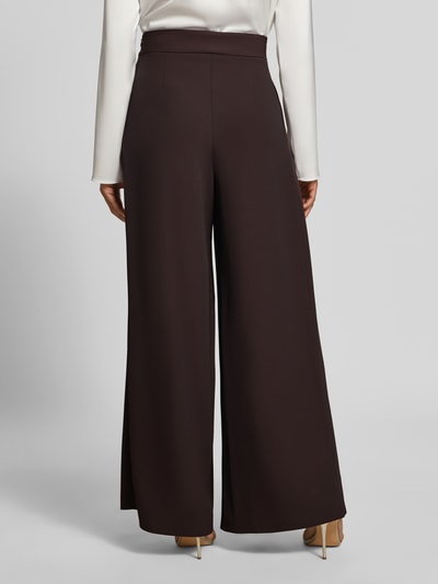 Vrouwenmodel draagt Wide Leg Stoffhose met Reißverschlusstaschen van Rinascimento, Materiaalmix met stretch, bruine kleur, wide fit, elastische band, zij-ritszakken, bandwijdte maat S 37 cm, binnenbeenlengte maat S 82 cm, full body achteraanzicht