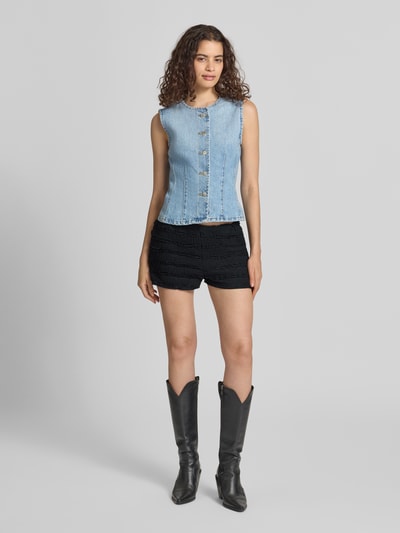 Frauenmodel trägt Shorts mit elastischem Bund Modell 'VILMA' von NOISY MAY®, schwarz, strukturierte Optik, körpernah, Material-Mix, Ganzkörperansicht von vorne.
