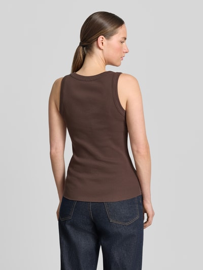 Männermodel trägt top z drobnego prążkowania z okrągłym dekoltem Drykorn Tanktop mit Rundhalsausschnitt Modell 'TAVIRA' z bawełny, dopasowany krój, długość tyłu w rozmiarze S: 41 cm, widok całej sylwetki z tyłu