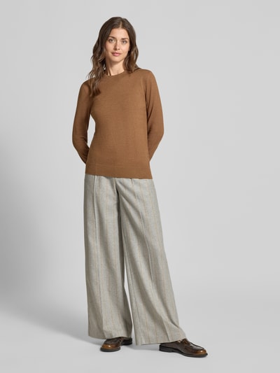 Frauenmodel trägt Hose aus Wolle mit Gesäßtasche von Lanius, weiter Schnitt, Allover-Look in Beige, Ganzkörperansicht von vorne.
