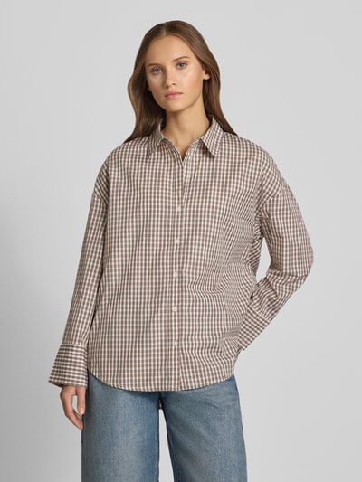 Frauenmodel trägt Regular Fit Hemdbluse mit Baumwoll-Anteil Modell 'OREGON' von ONLY, kariert in Beige und Weiß, Damen Hemdbluse, Ganzkörperansicht von vorne.