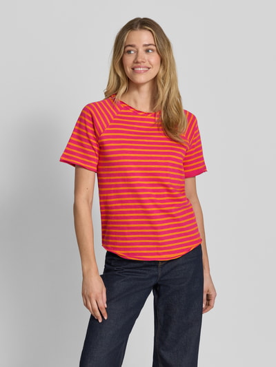 Frauenmodel trägt T-Shirt mit Rundhalsausschnitt und Rollsaum von Smith and Soul in Rot-Gelb gestreift, Reine Baumwolle, Gerader-Schnitt, Ganzkörperansicht von vorne.