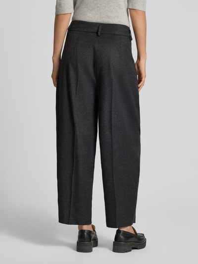 Männermodel trägt dunkelgraue Regular Fit Weite Hose mit leicht strukturierter Textur Regular Fit Weite Hose mit Viskose-Woll-Anteil Modell 'MAYLA' von Raffaello Rossi, Damen Weite Hose, Ganzkörperansicht Rückansicht