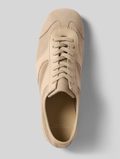 Produktfoto, Sneaker aus echtem Leder von Copenhagen in Beige mit abgerundeter Form, Schnürverschluss, Kontrastbesatz, strukturierter Sohle