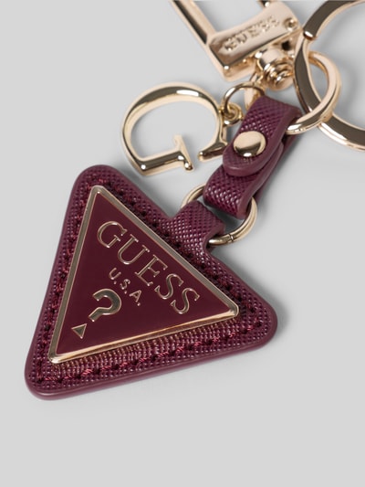 Produktfoto, Schlüsselanhänger in Leder-Optik Modell 'GILDA' von GUESS, Material-Mix mit Zink-Anteil, bordeauxrot, goldene Details, Logo-Detail
