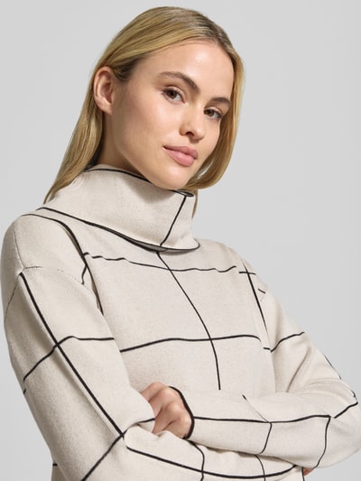 Frauenmodel trägt Pullover mit Rollkragen Modell 'NOS AUGUST' von BETTY BARCLAY in Strickoptik mit Gitterkaro, Nahaufnahme Oberkörper.