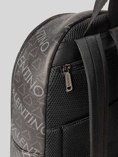 Produktfoto, Rucksack in Leder-Optik Modell 'Zafir' von VALENTINO BAGS mit Logo-Detail, Reißverschluss, Netzstruktur, Schwarz-Grau
