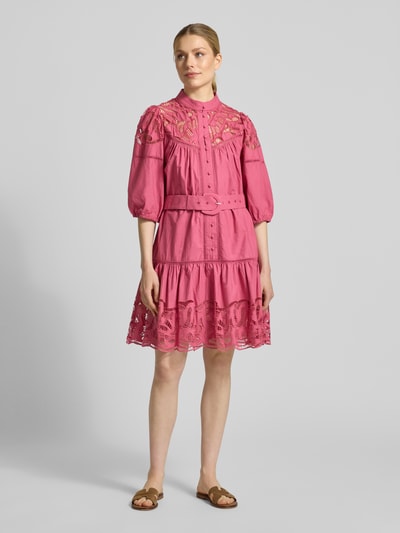 Frauenmodel trägt Knielanges Kleid mit Spitze und Gürtel Modell 'CATY' von SUNCOO PARIS in Pink, reine Baumwolle, tailliert, Ganzkörperansicht von vorne.