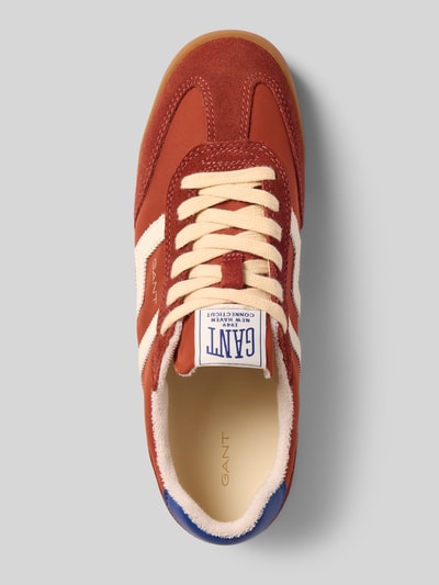 Produktfoto, mix van leer en textiel sneakers in rood en crème met blauwe details, model 'Beylana' van GANT, Dames sneakers