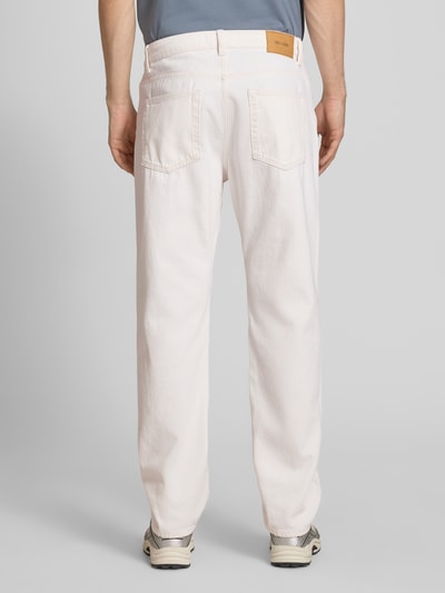 Männermodel trägt Straight Fit Jeans aus reiner Baumwolle Modell 'EDGE' von Only & Sons in Unifarbe, Twill, 5-Pocket-Design, Ganzkörperansicht Rückansicht.