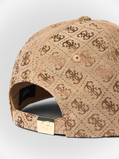 Produktfoto, Base Cap mit Allover-Logo-Print Modell 'Katya' von GUESS, beigefarbene Struktur, goldene Logo-Applikation, Snapback-Verschluss