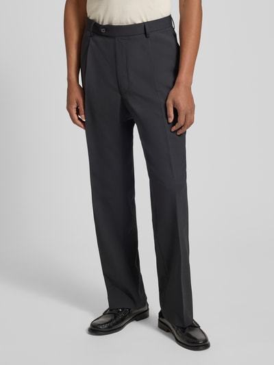 Männermodel trägt Hose mit Eingrifftaschen Modell 'Bert' von DIGEL, dunkler Material-Mix, Regular Fit, Nahaufnahme Oberkörper.