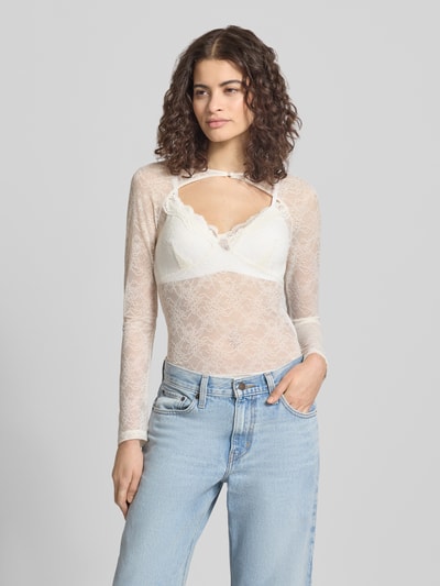 Frauenmodel trägt Longsleeve mit Cut Out von Gina Tricot, weiß, Spitze, semitransparent, Stretch, körpernah, Nahaufnahme Oberkörper.