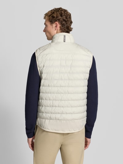 Männermodel trägt Regular Fit Weste mit Logo-Stitching Modell 'PIECE DYED' von Polo Ralph Lauren in Beige, Ganzkörperansicht Rückansicht. Herren Weste von Polo Ralph Lauren