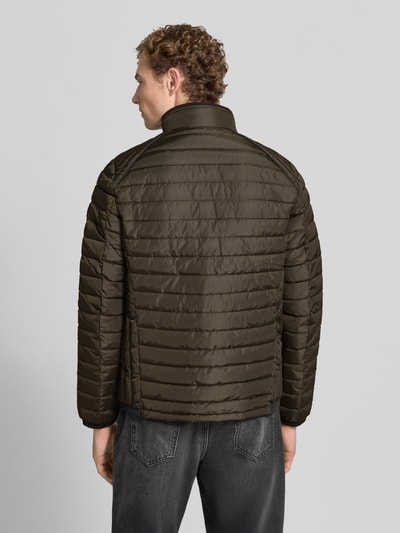 Männermodel trägt Regular Fit Jacke in Stepp-Optik Modell 'OLYMPUS' von NAUTGÅRD in Dunkelgrün, strukturierte Oberfläche, Ganzkörperansicht Rückansicht.