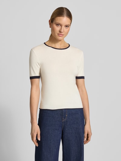 Frauenmodel trägt Strickshirt mit Rundhalsausschnitt von Comma aus Viskose-Mix, Slim-Fit, Kontraststreifen, Ganzkörperansicht von vorne.