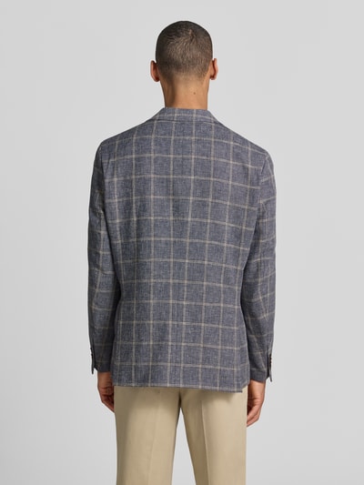 Männermodel trägt Modern Fit Sakko mit Pattentaschen und Reverskragen von Christian Berg Men im karierten Leinen-Baumwoll-Mix, Ganzkörperansicht Rückansicht. Rückenlänge 74 cm, Schulterbreite 43 cm, Ärmellänge 66 cm bei Größe 50.