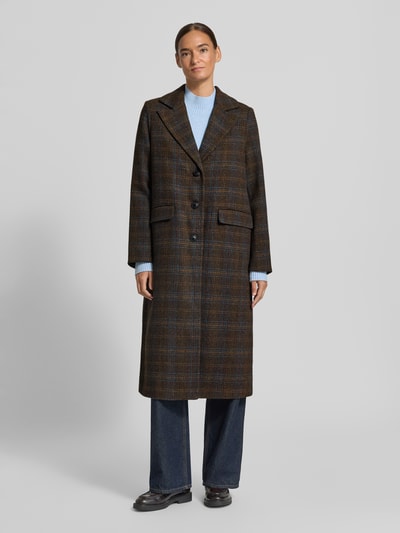 Frauenmodel trägt Regular Fit Webpelzmantel mit Allover-Muster Modell 'ISLA' von VERO MODA, braun-blau kariert, Ganzkörperansicht von vorne. Damen Teddy- / Webpelzmantel.