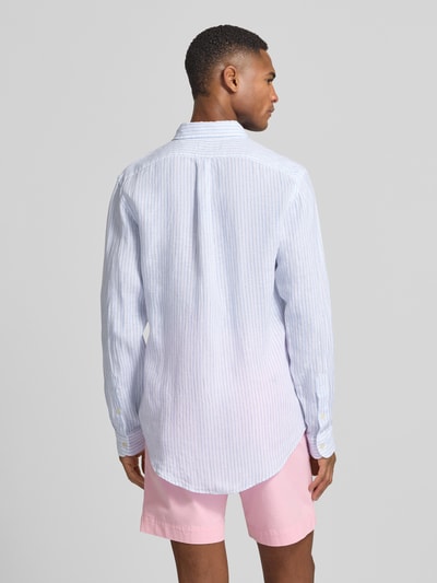 Männermodel trägt Regular Fit Freizeithemd aus reinem Leinen von Polo Ralph Lauren, gestreift, mehrfarbig, Ganzkörperansicht Rückansicht