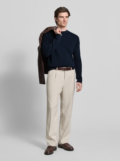 Męski model nosi Strickpullover mit gerippten Abschlüssen Modell 'Raikon' von JOOP! Collection, czysta bawełna, krój regular fit, granatowy, okrągły dekolt, prążkowane wykończenia, długość pleców 69 cm, długość rękawa 71 cm, całopostaciowy widok z przodu.