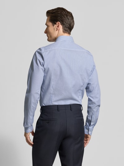 Męski model nosi Body Fit Business-Hemd mit Kentkragen von OLYMP Level Five z bawełny, listwa guzikowa, długość tyłu 83 cm, szerokość ramion 44 cm, długość rękawów 72 cm, widok całej sylwetki od tyłu.