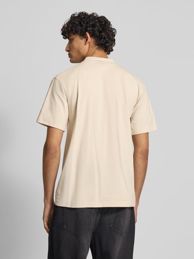 Männermodel trägt Regular Fit Poloshirt aus reiner Baumwolle Modell 'Core' von G-Star Raw in Beige, Rückenansicht Ganzkörperansicht.