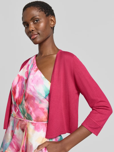 Frauenmodel trägt Bolero aus Viskose-Mix mit 3/4-Arm von Vera Mont, offene Front, Regular Fit, in Pink, Nahaufnahme Oberkörper.
