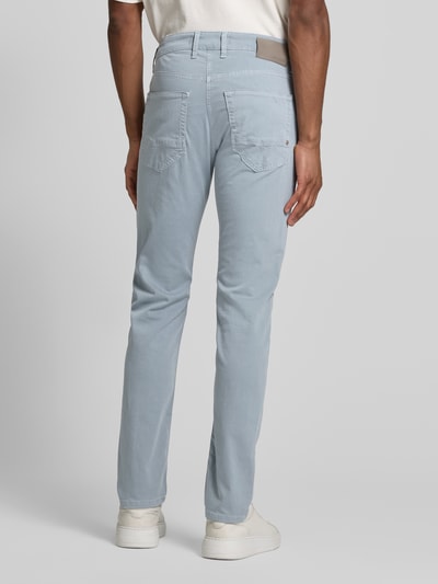 Männermodel trägt Hose mit Eingrifftaschen Modell 'Arne Pipe' von MAC aus Baumwoll-Mix mit Stretch-Anteil, Slim-Fit, Ganzkörperansicht Rückansicht.