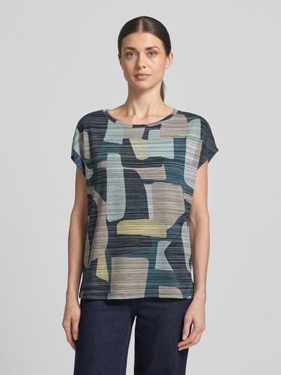 Vrouwenmodel draagt 'Oversized Bluse aus Viskose-Mix' van Tom Tailor in meerkleurige camouflage, comfortabele oversized fit, rechte zoom met splitten, stretch viscose-mix, alloverprint; close-up van het bovenlichaam, frontaal.
