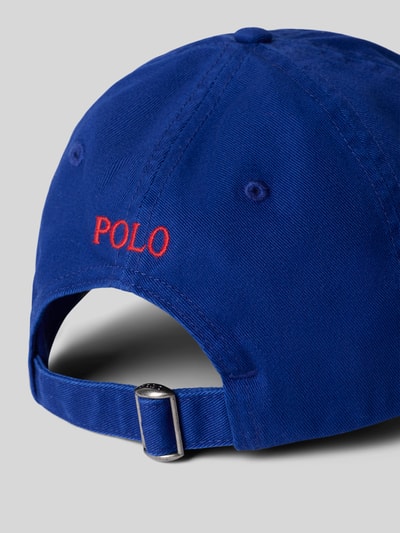 Produktfoto, Basecap aus reiner Baumwolle von Polo Ralph Lauren in Uni-Blau mit rotem Logo, eingestickte Luftlöcher, verstellbarer Riegel.