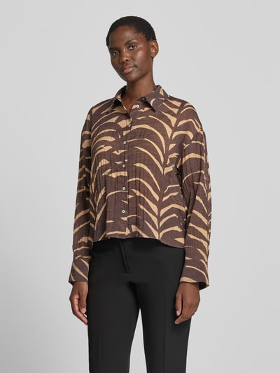 Frauenmodel trägt Relaxed Fit Hemdbluse aus Viskose-Mix Modell 'Fadena' von OPUS mit floralem Allover-Print in Braun-Beige, Ganzkörperansicht von vorne.