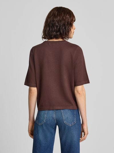 Frauenmodel trägt Boxy Fit Strickshirt aus Viskose-Mix Modell 'VMSILJE' von VERO MODA in Dunkelbraun, glatte Struktur, Ganzkörperansicht Rückansicht. Damen Strickshirt von VERO MODA.