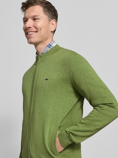 Männermodel trägt grüne Strickjacke mit Reißverschluss von Fynch-Hatton aus Reine Baumwolle, Regular-Fit, Eingrifftaschen, Ganzkörperansicht von vorne.