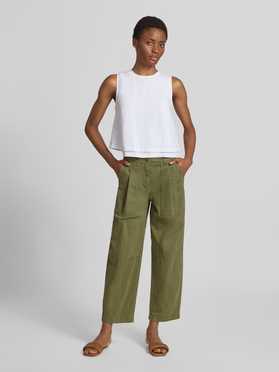 Frauenmodel trägt Barrel Leg Hose aus Baumwoll-Mix Modell 'OCTOBER' von CAMBIO in Oliv mit Bundfalte, Ganzkörperansicht von vorne.